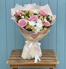 Букет цветов из:  Гвоздики, Орхидеи и Розы в Ильино-Поляна