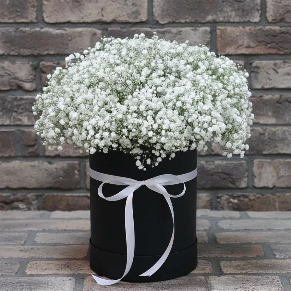 Цветочная композиция из Гипсофила в шляпной коробке в Ильино-Поляна