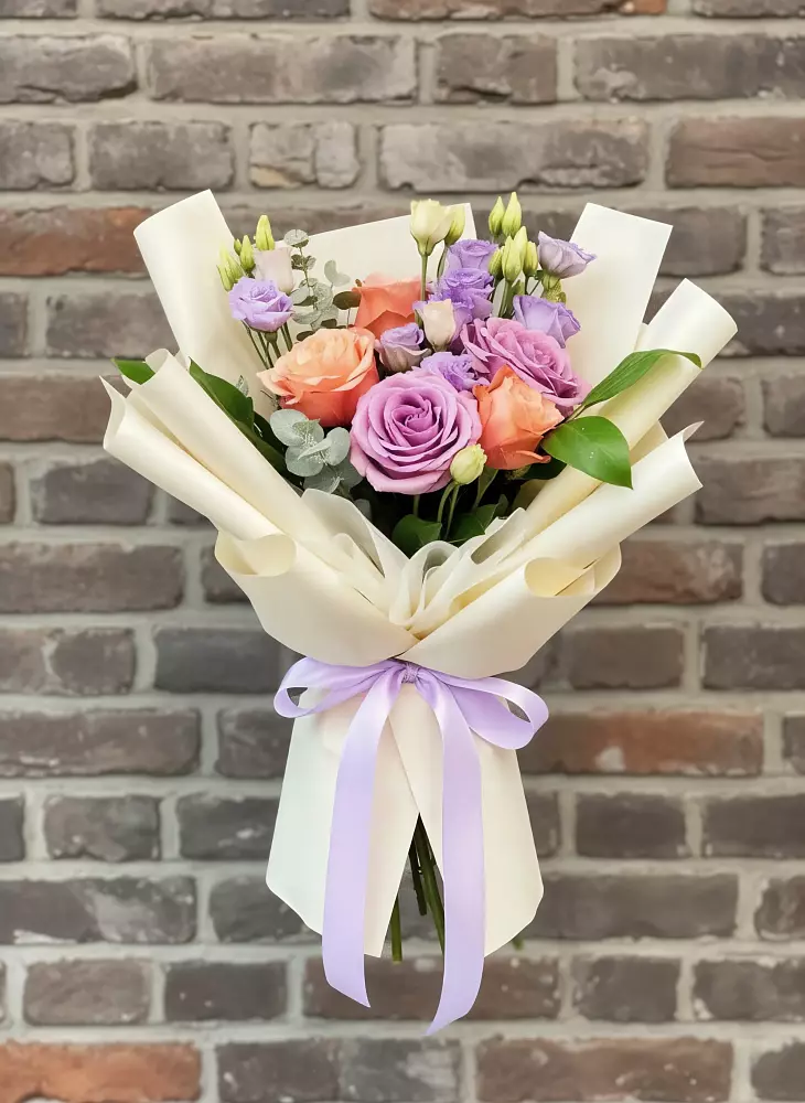 Букет цветов из: Лизиантусы и Розы в Ильино-Поляна