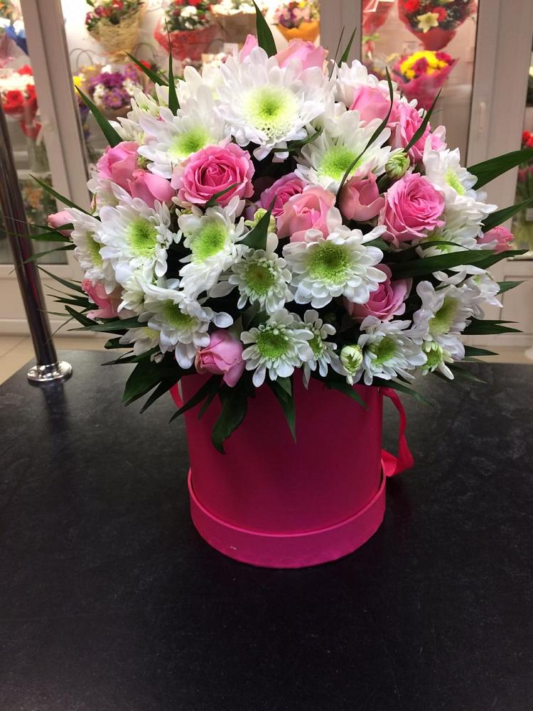 Цветочная композиция из Розы и Хризантемы в шляпной коробке в Ильино-Поляна