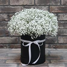 Цветочная композиция из Гипсофила в шляпной коробке в Ильино-Поляна