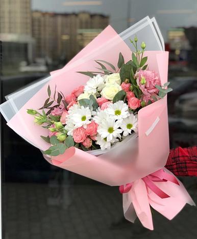 Букет цветов из: Розы, Лизиантусы и Хризантемы в Ильино-Поляна