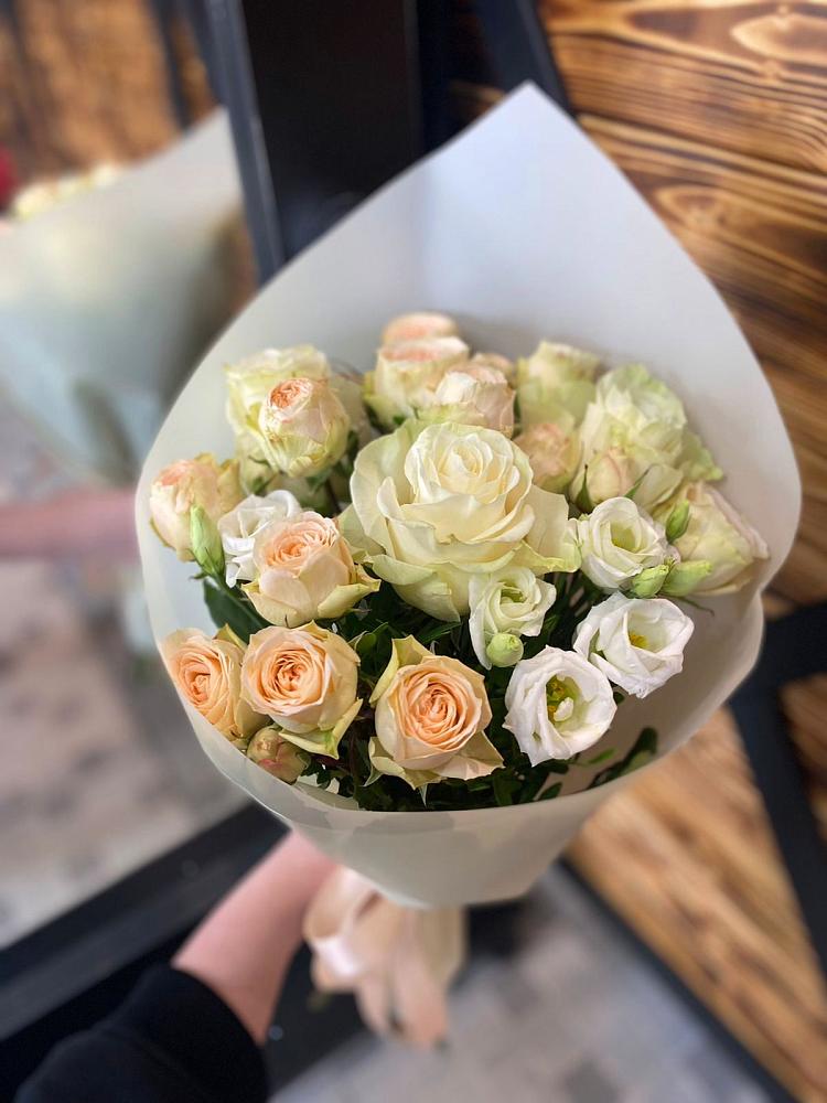 Букет цветов из: Розы и Лизиантусы в Ильино-Поляна