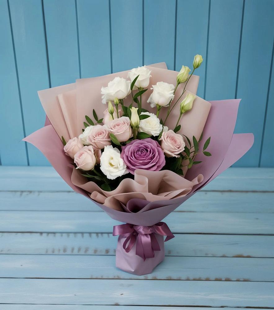 Букет цветов из: Розы и Лизиантусы в Ильино-Поляна